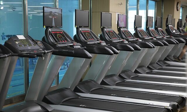 Ćwiczenia aerobowe na siłowni
