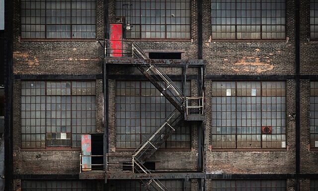 Ile osób może przebywać równocześnie na drabinie w czasie ewakuacji?