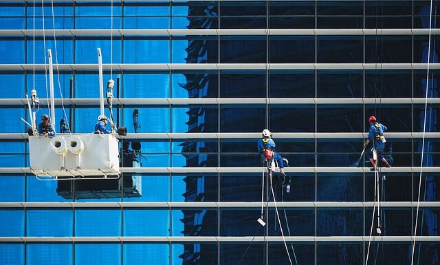 Czy sprzątaczka może wchodzić na drabinę?