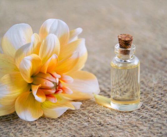 Najpiękniejsze nuty zapachowe w kobiecych perfumach orientalnych: oud, ambra, piżmo i wanilia perfumy