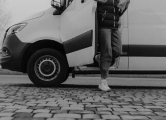 Mobilna wizytówka firmy. Jak zaprojektować oklejenie floty samochodowej, by przyciągała klientów? drukarnia w Kępnie